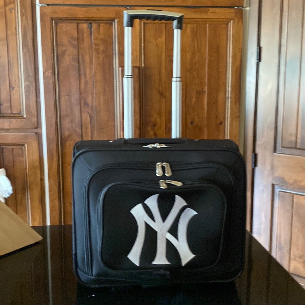 New York Yankees rolling computer/laptop bag with telescoping handle.